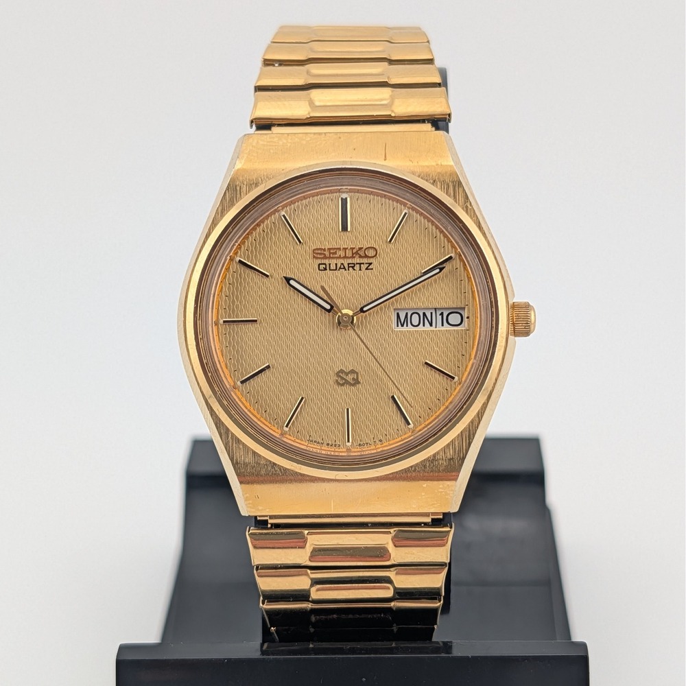 Seiko SQ 8223-6060 Vintage Quartz Watch Textured Gold Dial Day Date SGP 33mm